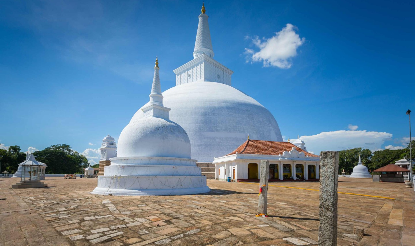 big-white-stupa-ruwanwelisaya-chedi-anuradhapura-srilankatravel