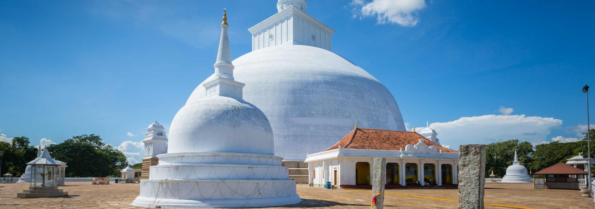 big-white-stupa-ruwanwelisaya-chedi-anuradhapura-srilankatravel