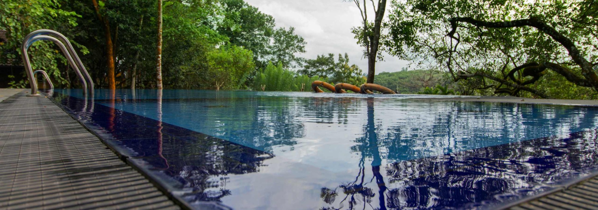 lake-serenity-srilanka-pool