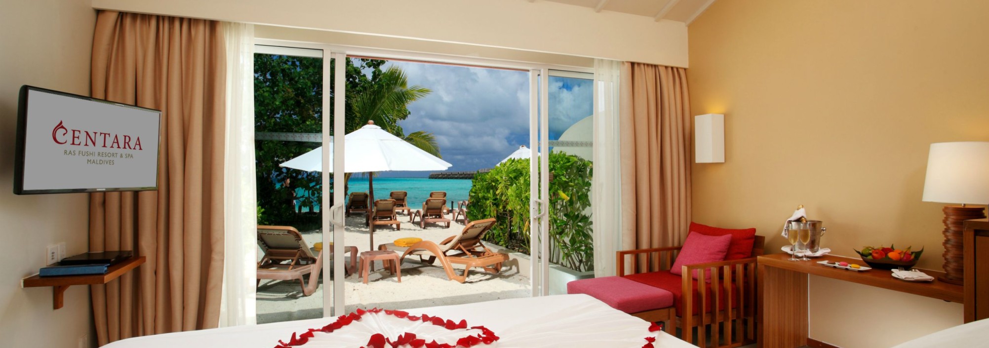 ocean-front-beach-villa-centara-ras-fushi-malediven