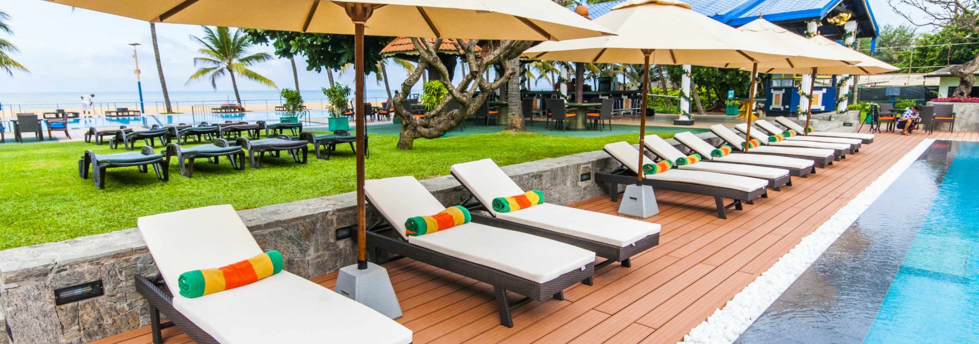 pool-deck-camelot-beach-hotel-negombo-srilankatravel