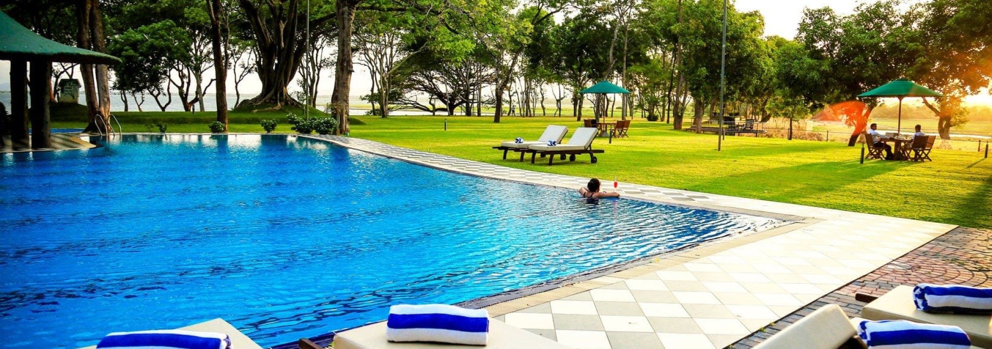 pool-hotel-sudu-araliya
