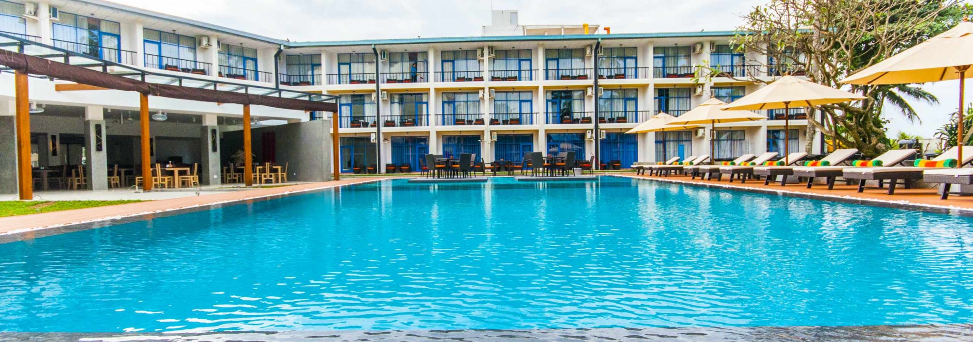 pool-wing-camelot-beach-hotel-negombo-srilankatravel