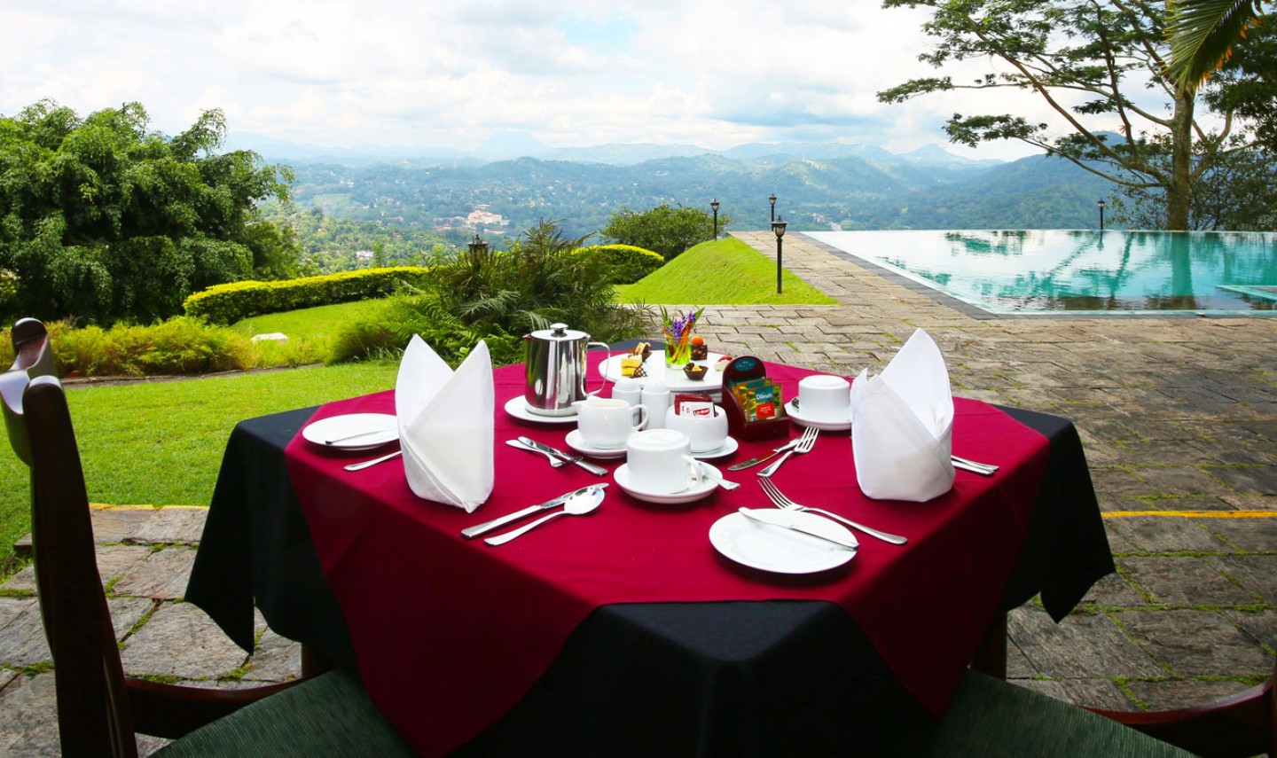 randholee-kandy-dining-pool-srilankatravel