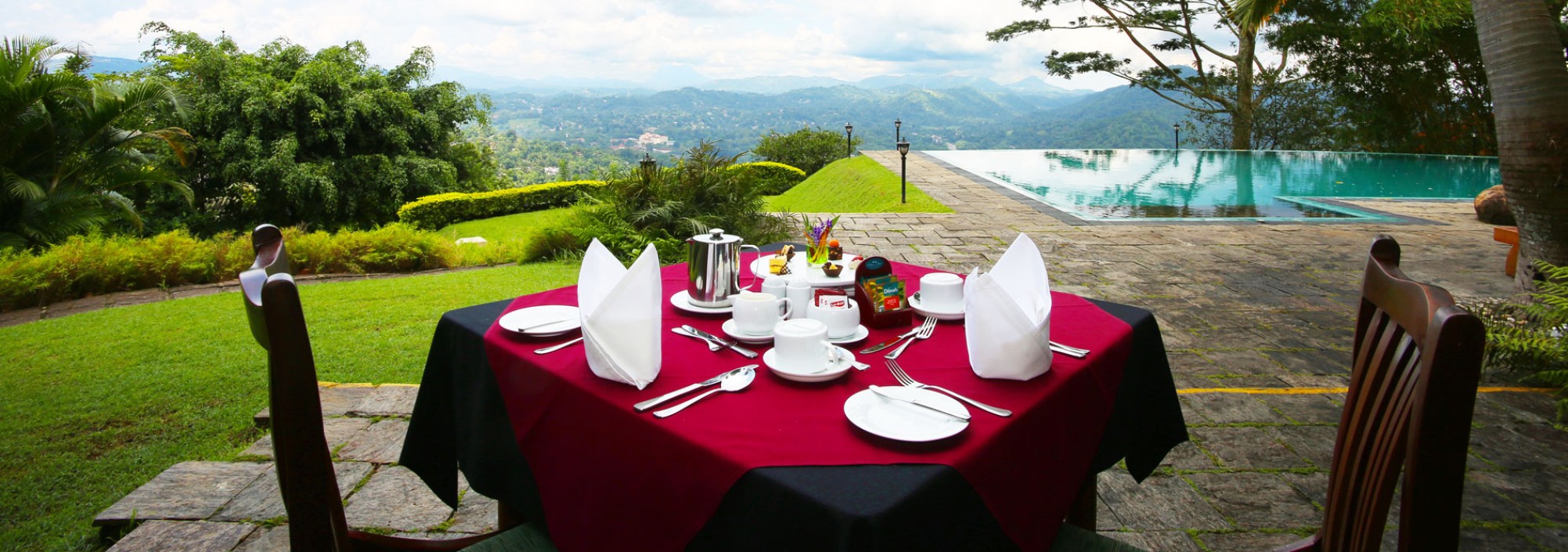 randholee-kandy-dining-pool-srilankatravel