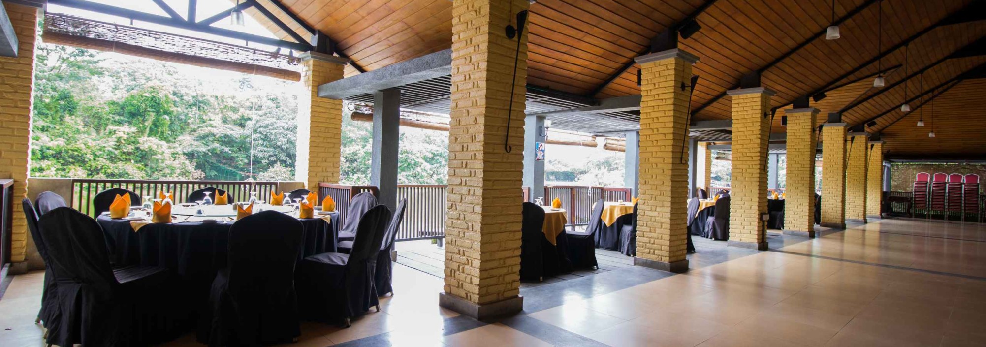 restaurant-lake-serenity-ratnapura-srilanka