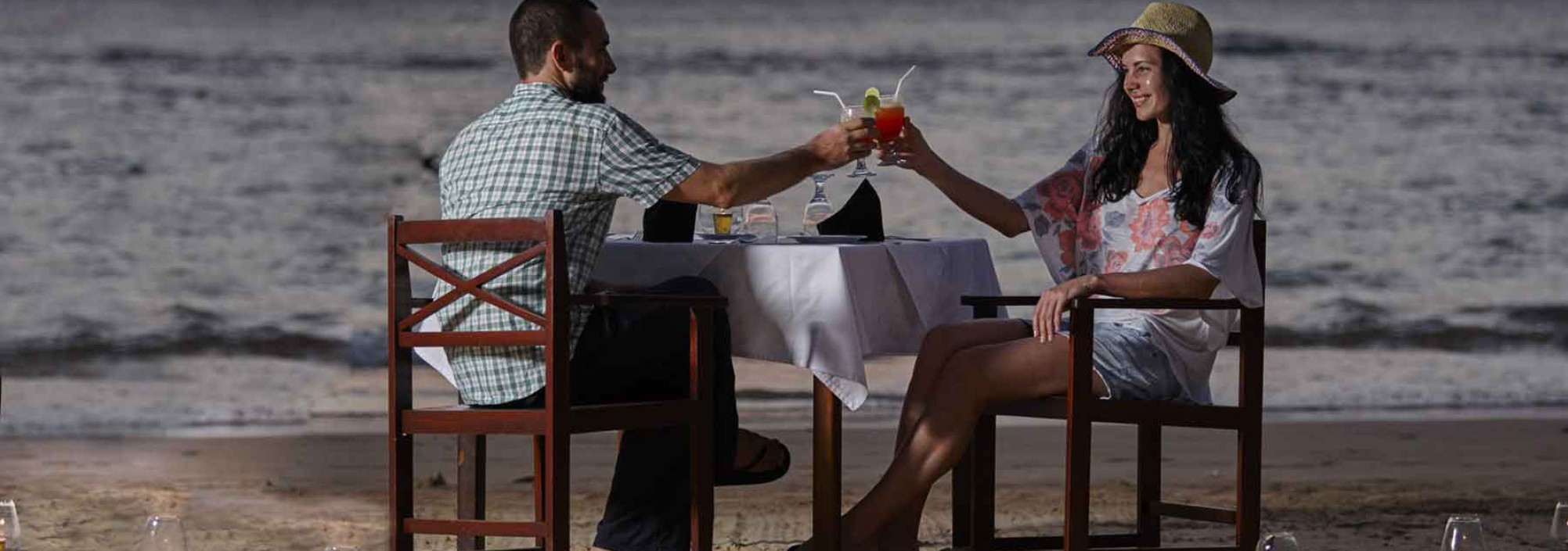 romantic-dining-beach-coral-sands-hikkaduwa