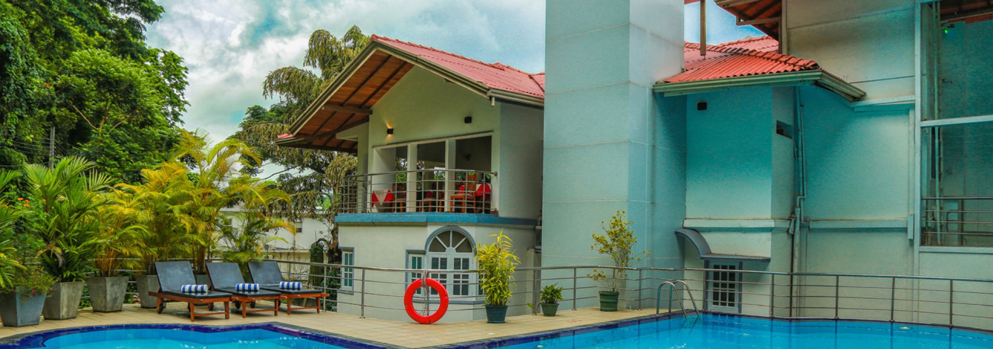 senani-hotel-kandy-zwembad
