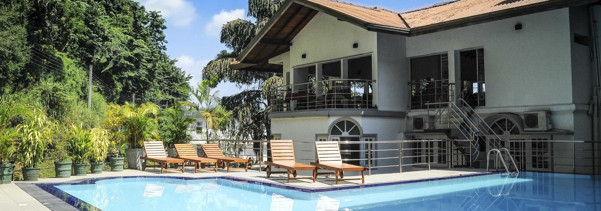 swimmingpool-senani-hotel-kandy