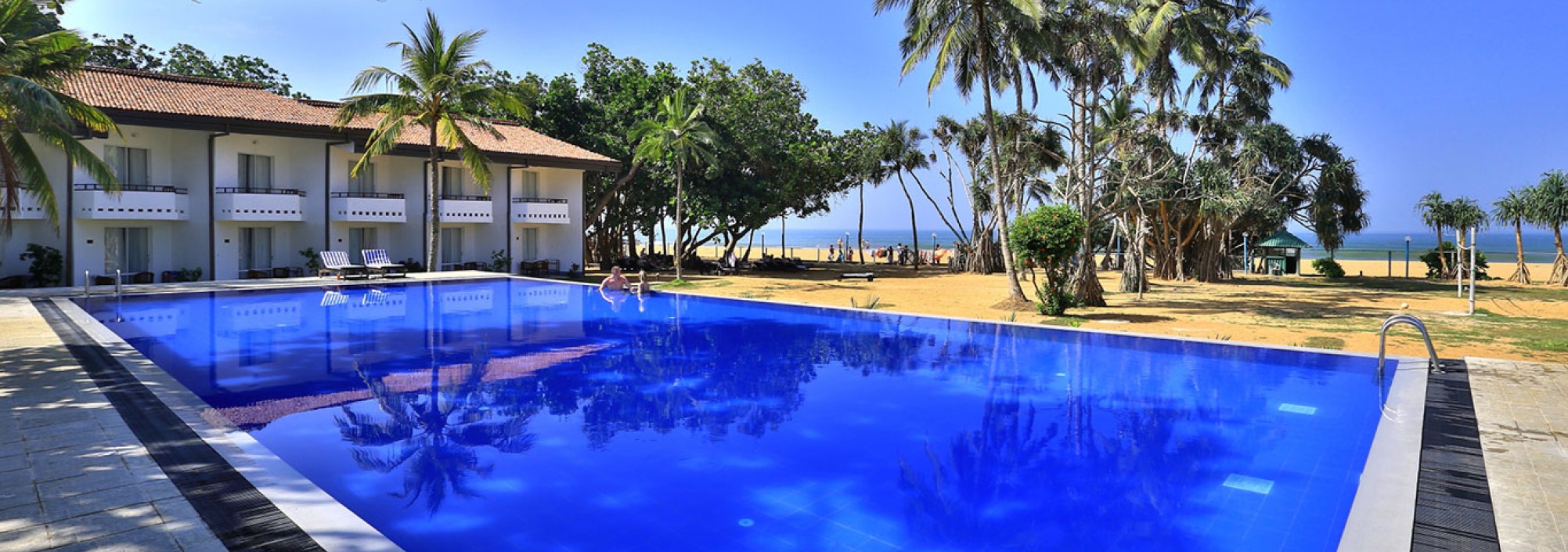 zwembad-hibiscus-beach-hotel
