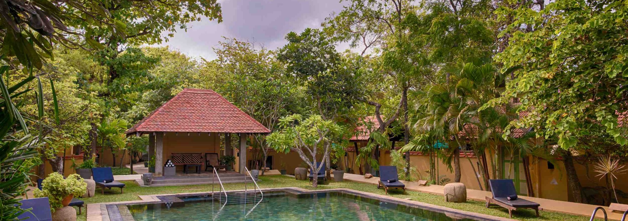 zwembad-jetwing-ayurveda-pavilions-srilanka-travel